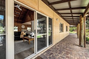 Terrace/patio - Waterlily Retreat—Bushland Serenity near the Beach (Eagle Bay)