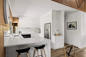 Private kitchen - Waterlily Retreat—Bushland Serenity near the Beach (Eagle Bay)