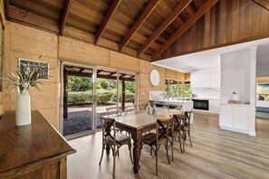 Dining - Waterlily Retreat Bushland Serenity near the Beach (Eagle Bay)