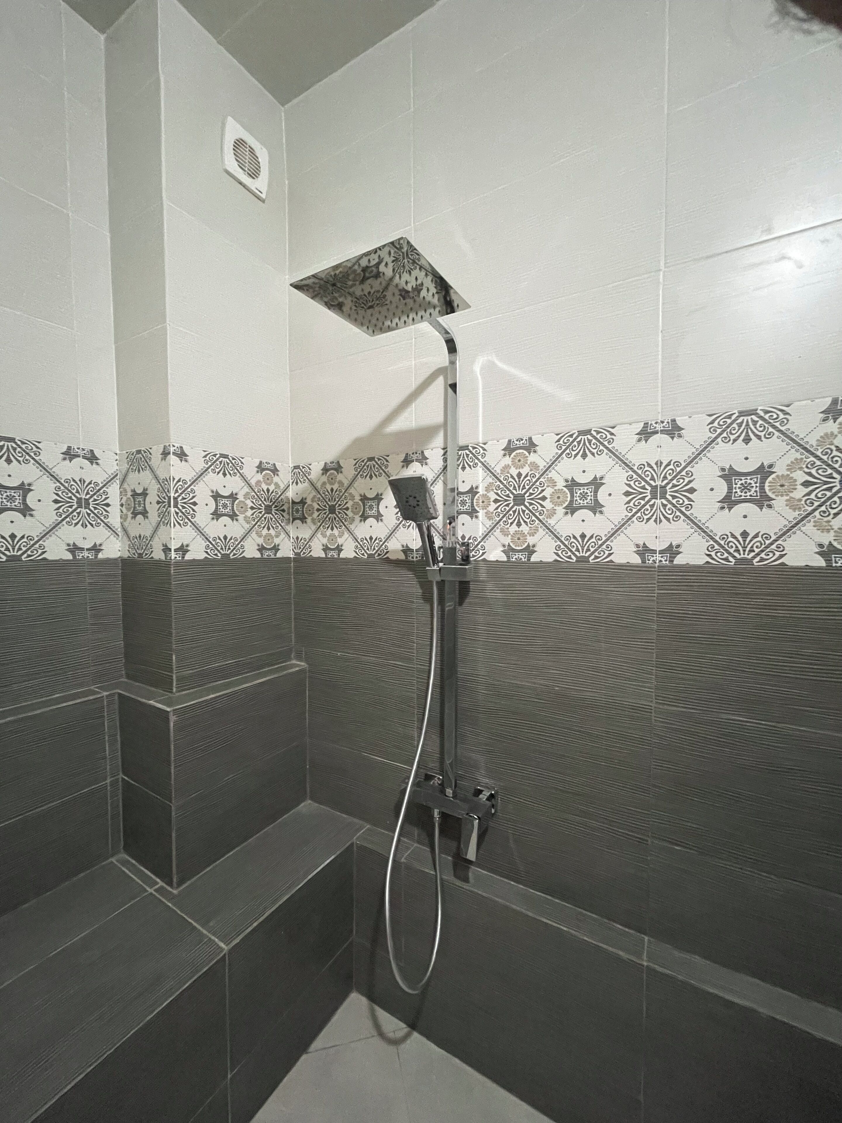 シャワー、タオル、石鹸、トイレットペーパー