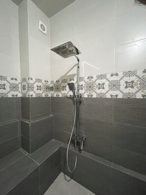 Dusche, Handtücher, Seife, Toilettenpapier
