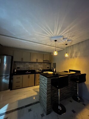 Frigorifero, forno, piano cottura, bollitore elettrico