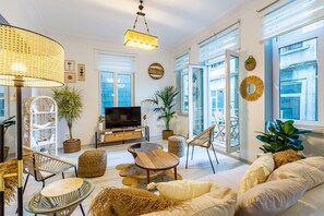 TV - Urban Balcony Retreat- Near Galata & Metro (Istanbul)
