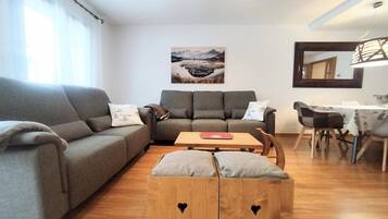 Tv, eldstad, dvd-spelare och en stereo
