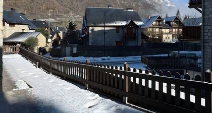 Casa Arguis Country House with Mountain Views, Wi-Fi, and Air Conditioning