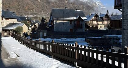 Casa Arguis Country House with Mountain Views, Wi-Fi, and Air Conditioning