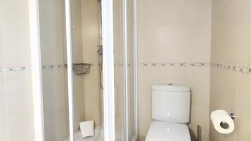 Een douche, een haardroger, handdoeken