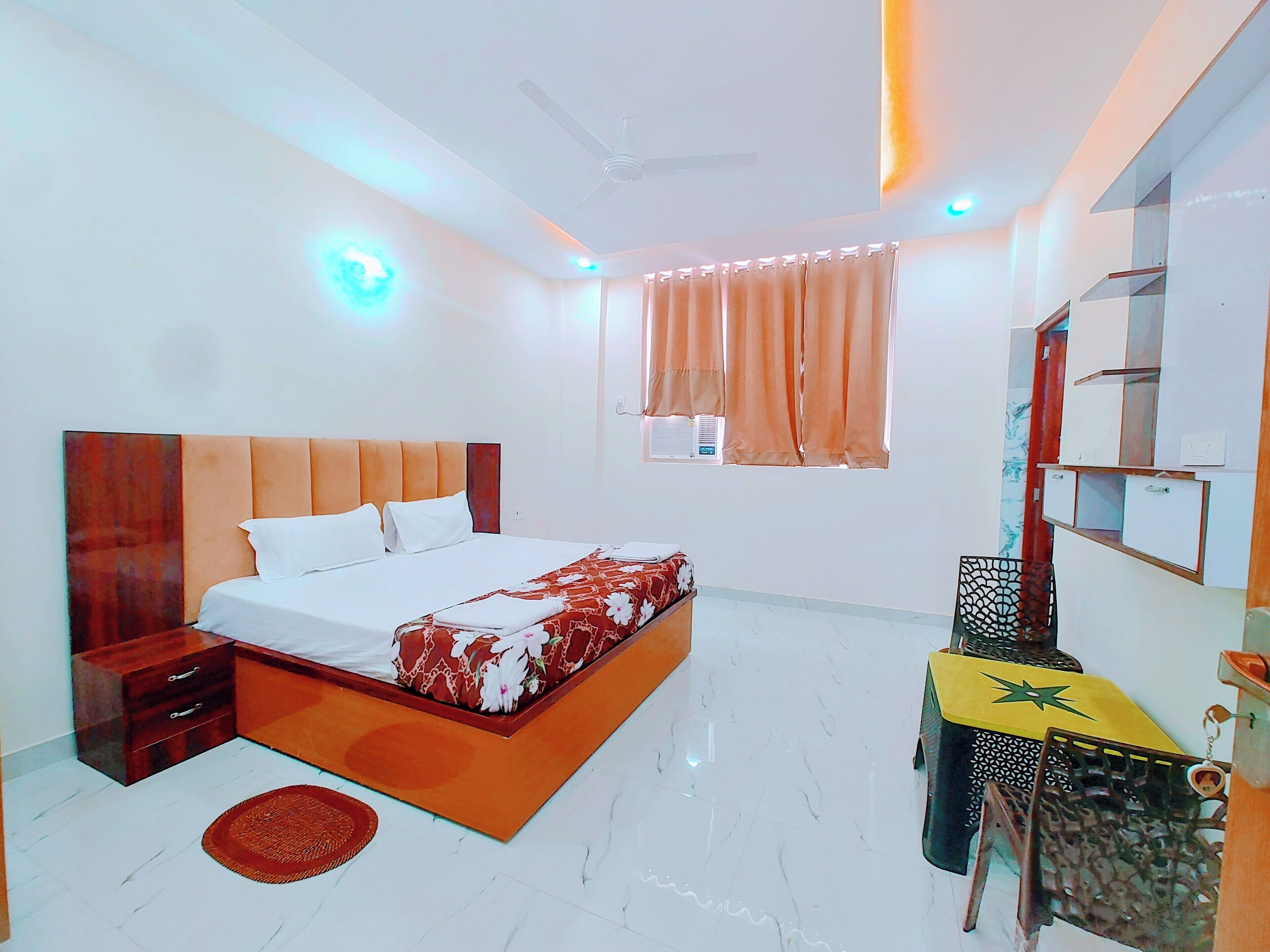 Basic Double or Twin Room | In-room safe, desk, laptop workspace, iron/ironing board