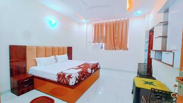 Basic Double or Twin Room | In-room safe, desk, laptop workspace, iron/ironing board