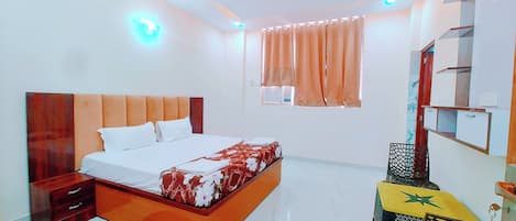 Basic Double or Twin Room | In-room safe, desk, laptop workspace, iron/ironing board