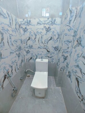 Kahden hengen perushuone (yksi tai kaksi sänkyä) | Kylpyhuone | Suihku, tohvelit, pyyhkeet, saippua