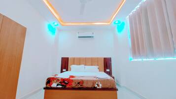 Basic Double or Twin Room | In-room safe, desk, laptop workspace, iron/ironing board