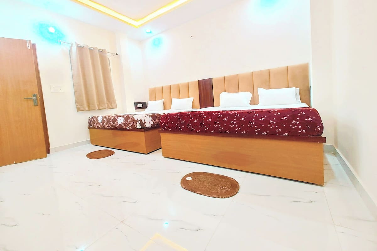 Basic Double or Twin Room | In-room safe, desk, laptop workspace, iron/ironing board