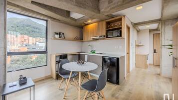 Een kookplaat, een koffiezetapparaat/waterkoker