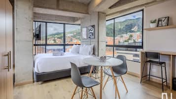 Een strijkplank/strijkijzer, wifi, beddengoed