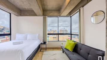 Een strijkplank/strijkijzer, wifi, beddengoed