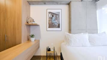 Een strijkplank/strijkijzer, wifi, beddengoed