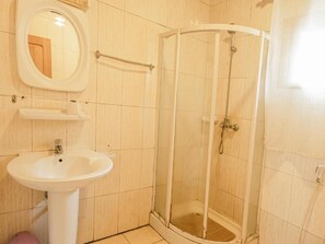 Apartment, Balcony, Garden View | Bathroom | Bathrobes, slippers - Hotel Saint Jean Leopold (Kigali)