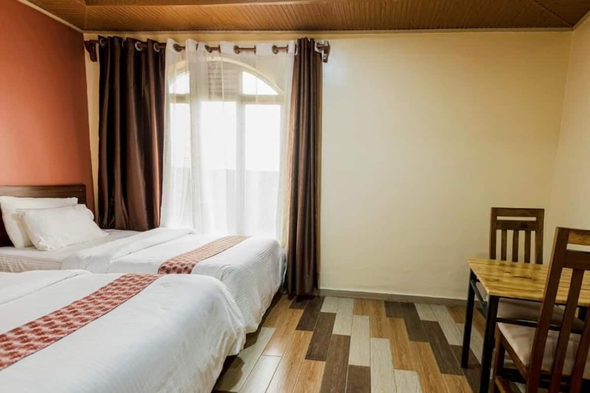 Habitación con 2 camas individuales, balcón, vistas al jardín | Sistema de insonorización y wifi gratis