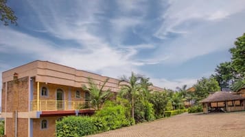 Quarto solteiro, sacada, vista para a cidade | Fachada