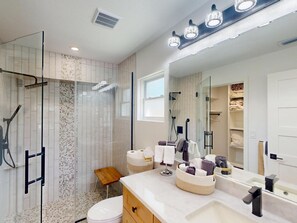 Shower, hair dryer, towels, soap - 3-bedroom canal house with pool, dock and recreation/fitness room Port Charlotte (Port Charlotte)