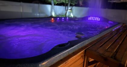 New Listing! Gorgeous 3BR/2BA Home w/Swim & Spa, FirePit, Grill, close to Weeki Wachee/Pine Island