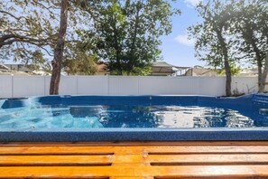 Utomhuspool och uppvärmd pool