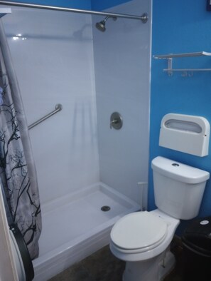 Toallas, jabón, papel de baño 