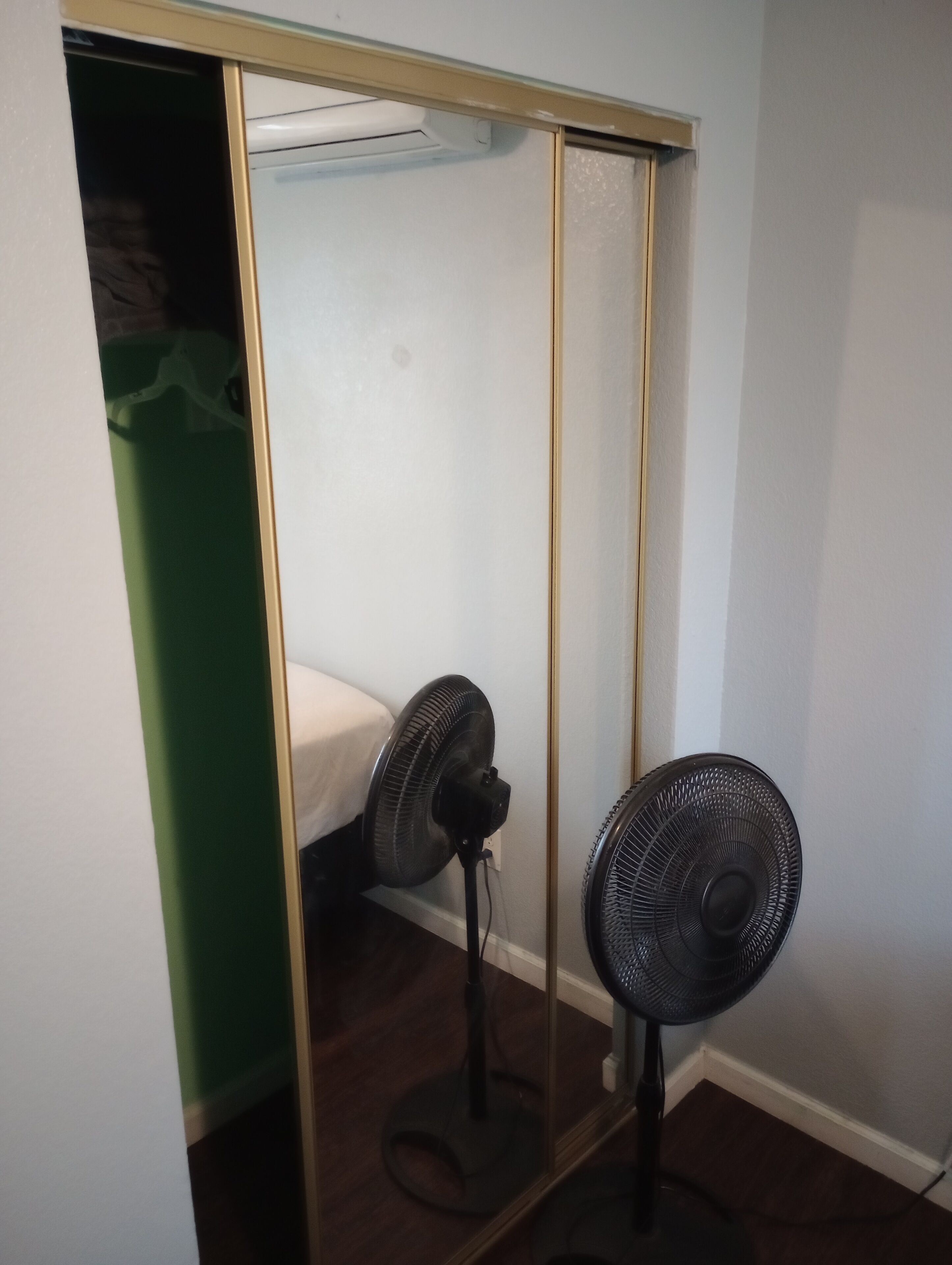 Tabla de planchar con plancha, wifi y ropa de cama 