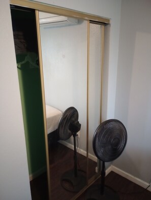 1 bedroom, iron/ironing board, WiFi, bed sheets - Soothing 1-bedroom with AC in North Las Vegas (North Las Vegas)