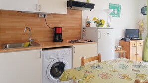 Microwave, stovetop - V0784 - Seaside apartment for 4 people with private parking space (VIAS PLAGE)