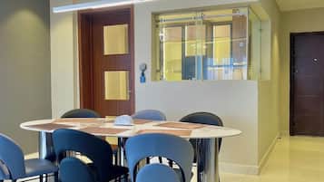 Apartamento econômico, sacada, vista para a cidade | Opções para refeição