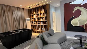 Economy appartement, balkon, uitzicht op stad | Woonruimte | Een flatscreentelevisie