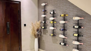 Apartamento econômico, sacada, vista para a cidade | Parte interna