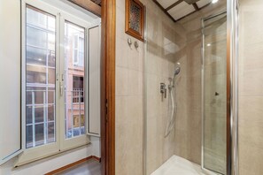 Shower, hair dryer, bidet, towels - Giubbonari 23 - FromHometoRome (Roma)