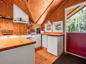 Køleskab, køkkentøj/tallerkener/redskaber