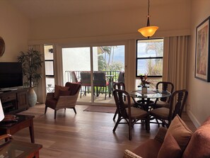 TV, DVD player, books - New Remodel Beachfront Maalaea Condo w/ AC (Wailuku)