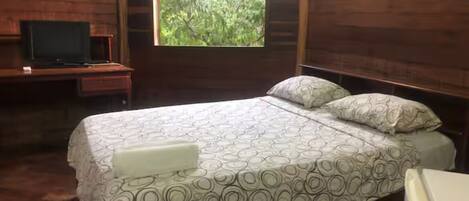 Deluxe Suite, Lanai | Laptop workspace, free WiFi