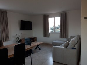 TV - Bright and spacious apartment in house located between sea and mountains (Nice)