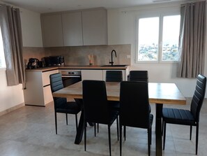 Microwave, oven, stovetop, dishwasher - Bright and spacious apartment in house located between sea and mountains (Nice)