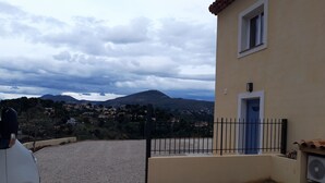 A building with a gravel driveway and a black metal gate. - Bright and spacious apartment in house located between sea and mountains (Nice)