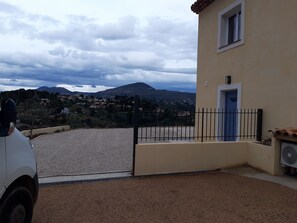 Property grounds - Bright and spacious apartment in house located between sea and mountains (Nice)