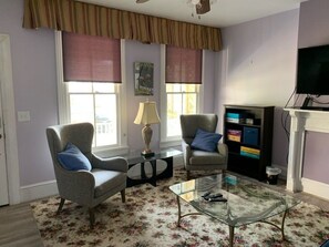 Smart TV - 3-bedroom Family Friendly House Near Beach and Downtown with Fenced In Back Yard (Cape Charles)