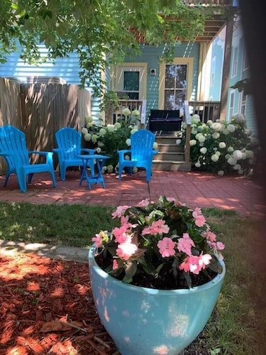 3-bedroom Family Friendly House Near Beach and Downtown with Fenced In Back Yard