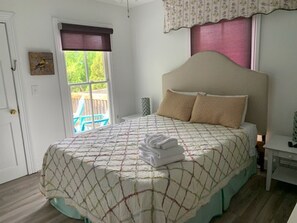 3 bedrooms, travel cot, free WiFi, bed sheets - 3-bedroom Family Friendly House Near Beach and Downtown with Fenced In Back Yard (Cape Charles)