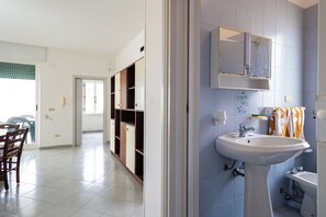 Shower, hair dryer, bidet, towels - Mistral Wind - Frontemare House (Capilungo)