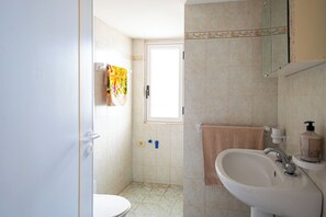 Shower, hair dryer, bidet, towels - Mistral Wind - Frontemare House (Capilungo)