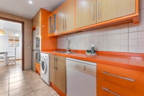 Een koelkast, een microgolfoven, een oven, een kookplaat