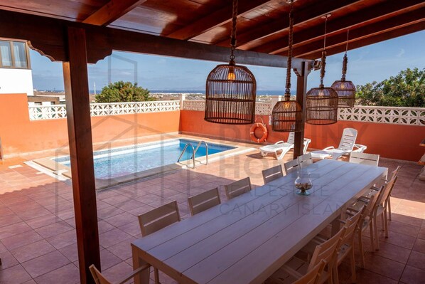 Pool - Vacation Villa 'Atlantic Ocean Private Pool' with Sea View and Wi-Fi (Corralejo)