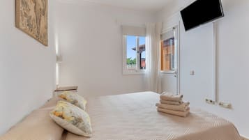 4 bedrooms, WiFi, bed sheets